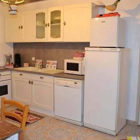 Holiday home Maison Familiale Avec Piscine Partagee A