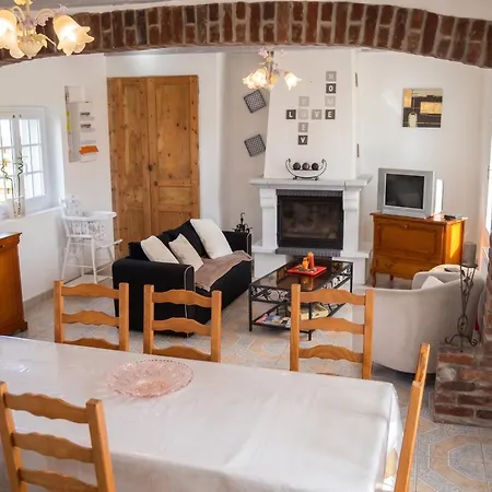 Holiday home Maison Familiale Avec Piscine Partagee A