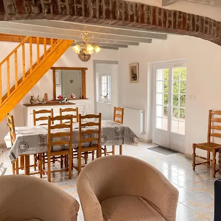 Holiday home Maison Familiale Avec Piscine Partagee A