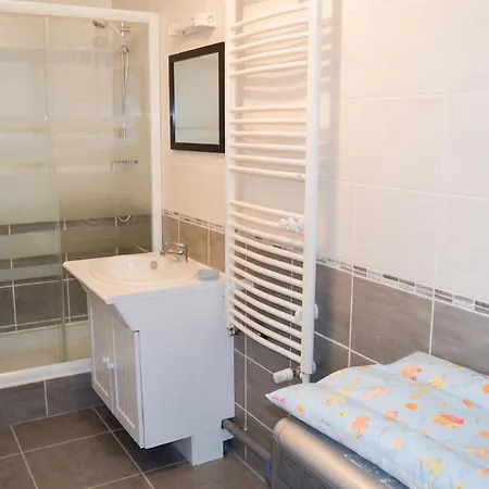 Maison Familiale Avec Piscine Partagee A Holiday home *